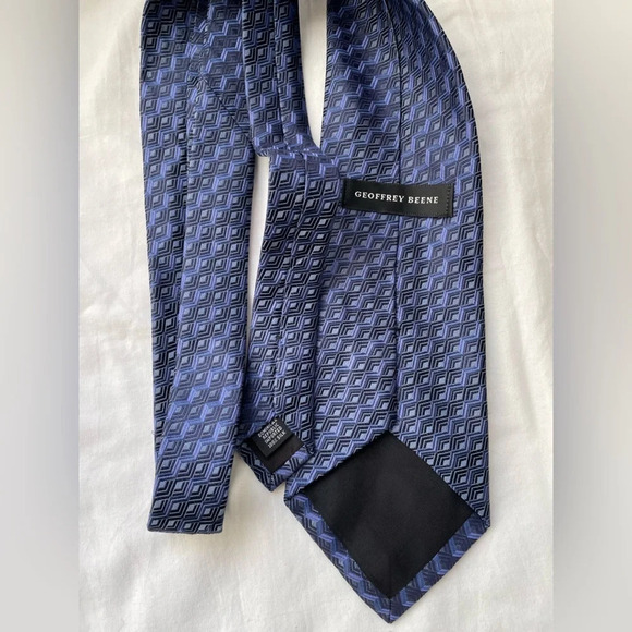 Geoffrey Beene Blue Small Geometric Pattern Silk Tie - Picture 4 of 6
